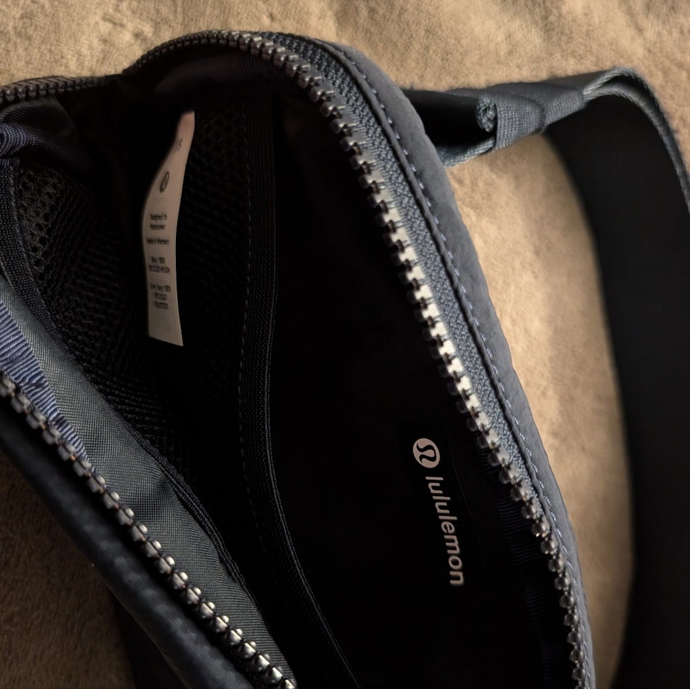NWT Lululemon True Navy Blue Everywhere Belt Bag Crossbody Purse - Picture 6 of 9